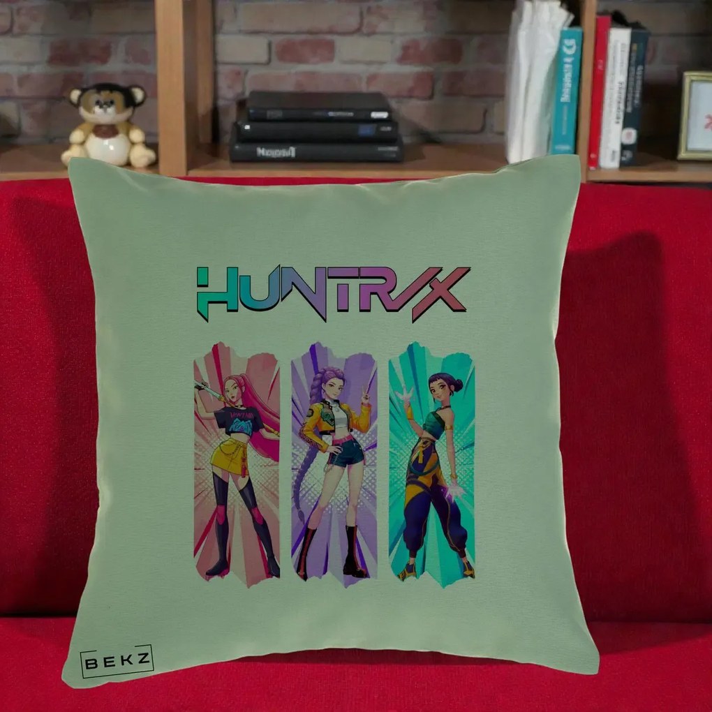 Perna Personalizata K-pop HUNTRX Trio cu Pisica in Benzi, 40x40 cm, Verde, Husa Detasabila, Perna Inclusa, BEKZ®