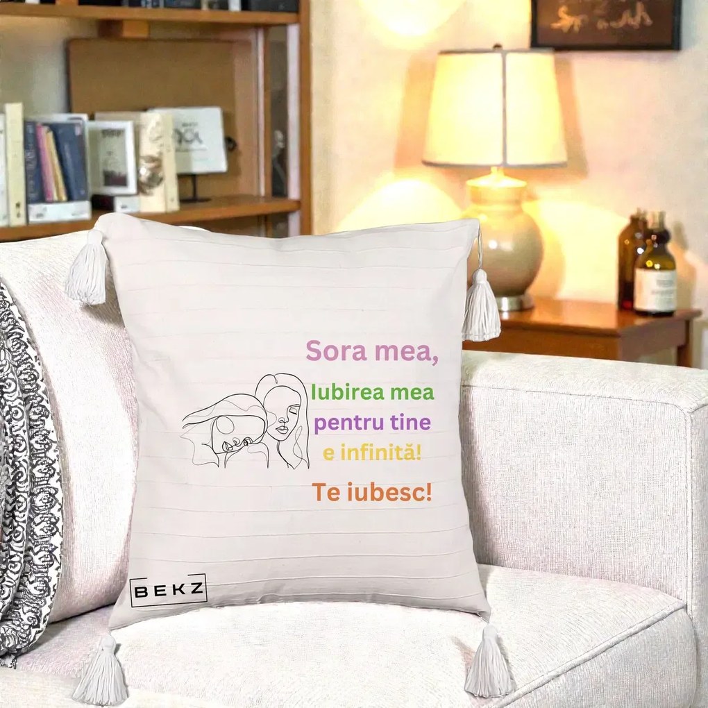 Cadou pentru Sora - Perna Personalizata Sora Mea Te Iubesc Line Art Fete Colorate Brate Ridicate, 40x40 cm, Bej cu Franjuri, Husa Detasabila, Perna Inclusa, BEKZ®