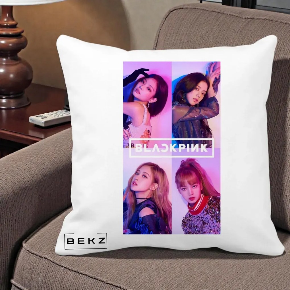 Perna Personalizata K-pop BLACKPINK Poster Colaj 4 Membre Violet Roz, 40x40 cm, Alba Mata, Husa Detasabila, Perna Inclusa, BEKZ®