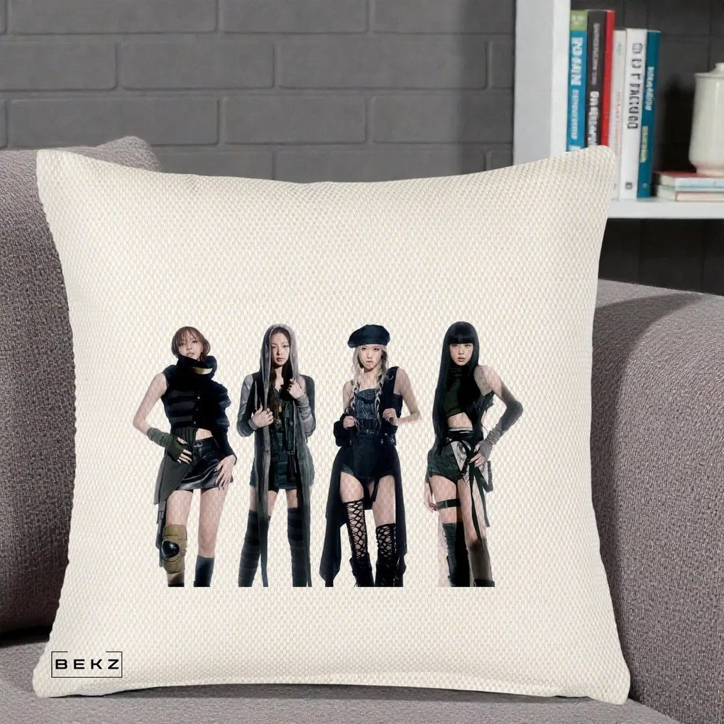 Perna Personalizata K-pop BLACKPINK Tinute Negre Elegante Grup, 40x40 cm, Crem Reliefat, Husa Detasabila, Perna Inclusa, BEKZ®
