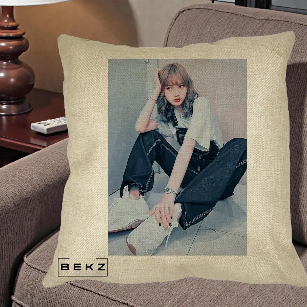 Perna Personalizata K-pop BLACKPINK Lisa, 40x40 cm, Crem, Husa Detasabila, Perna Inclusa, BEKZ®