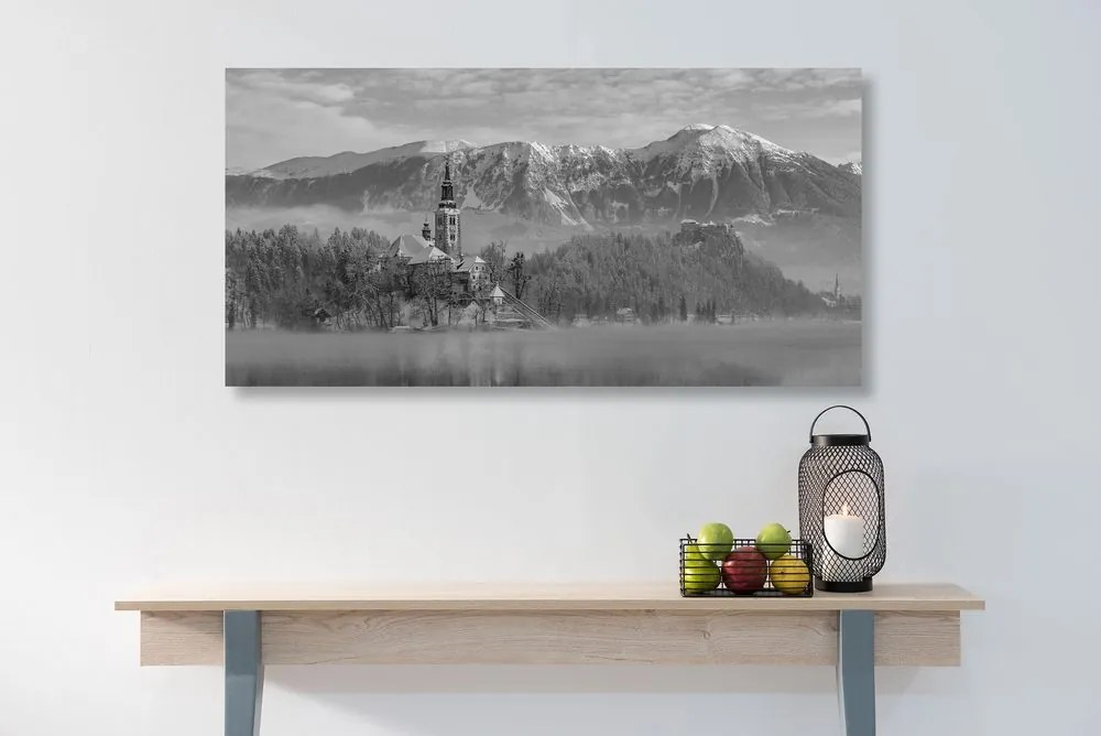Tablou biserică lângă lac în Bled Slovenia alb-negru