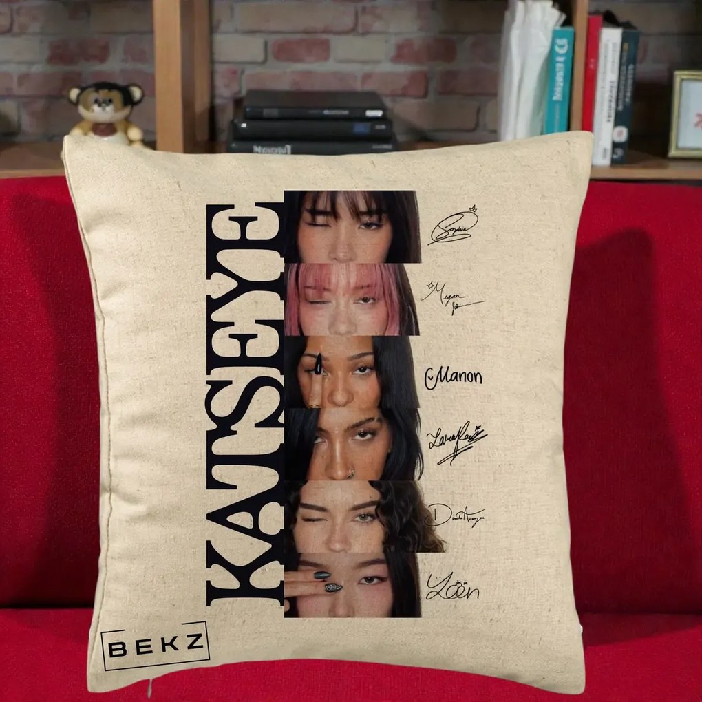Perna Personalizata K-pop KATSEYE Semnaturi Membre Foto, 40x40 cm, Bej, Husa Detasabila, Perna Inclusa, BEKZ®