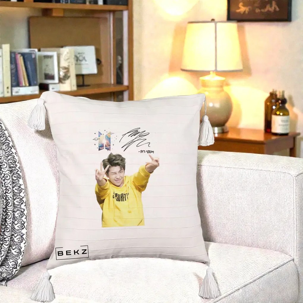 Perna Personalizata K-pop BTS RM Namjoon Hanorac Galben Autograf, 40x40 cm, Bej cu Franjuri, Husa Detasabila, Perna Inclusa, BEKZ®