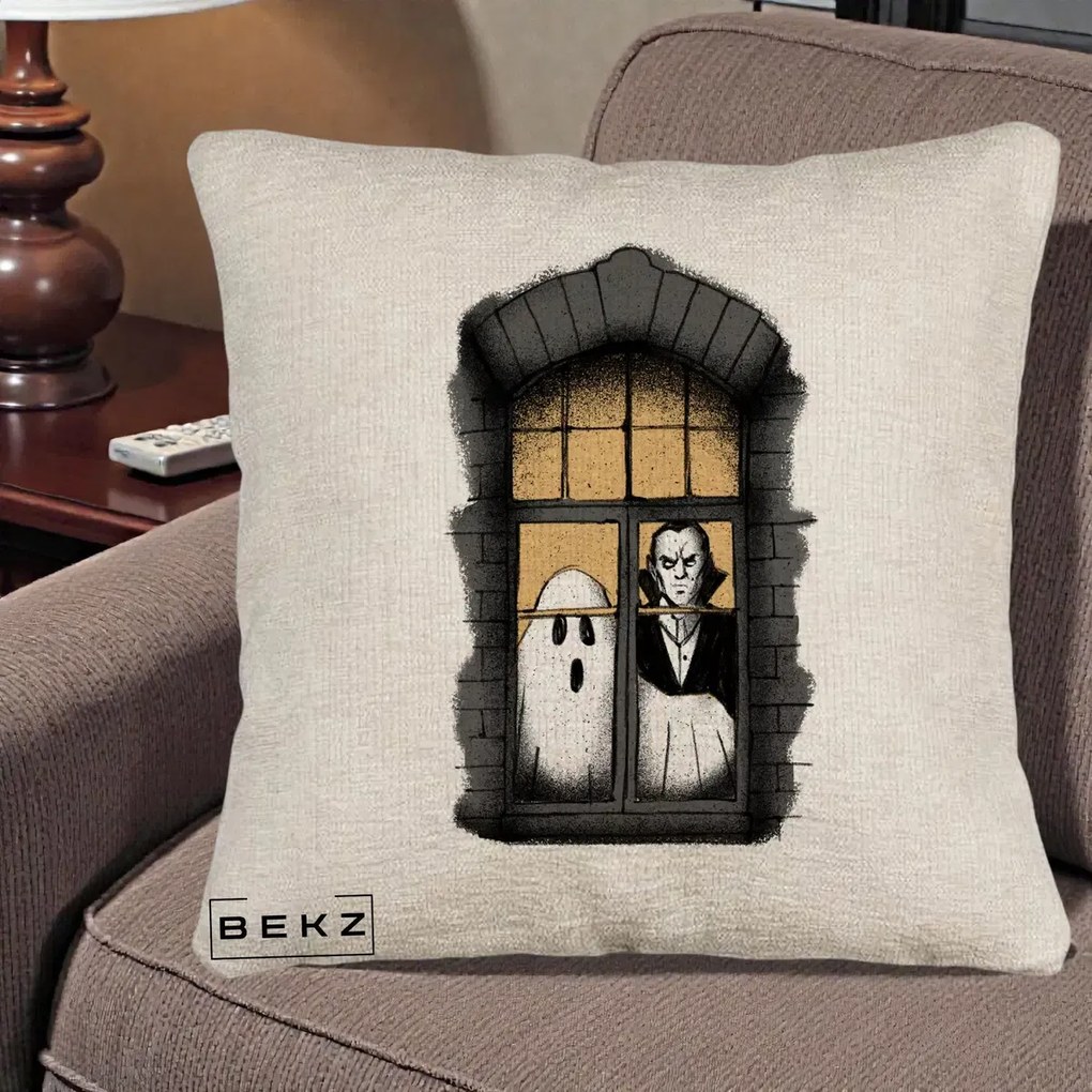 Perna Decorativa Halloween Fantoma si Dracula la Fereastra, 40x40 cm, Bej Canapea, Husa Detasabila, Perna Inclusa, BEKZ®