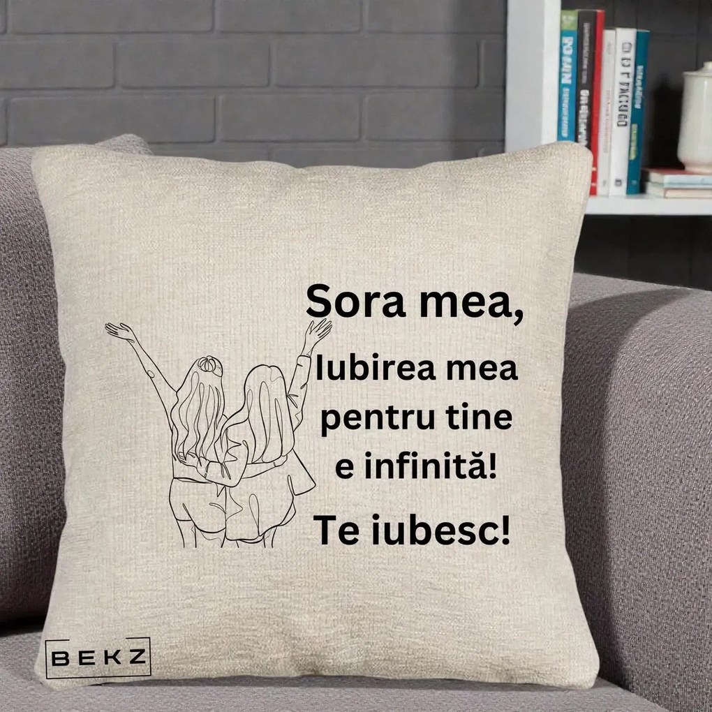 Cadou pentru Sora - Perna Personalizata Sora Mea Te Iubesc Line Art Doua Fete cu Brate Ridicate, 40x40 cm, Bej Canapea, Husa Detasabila, Perna Inclusa, BEKZ®
