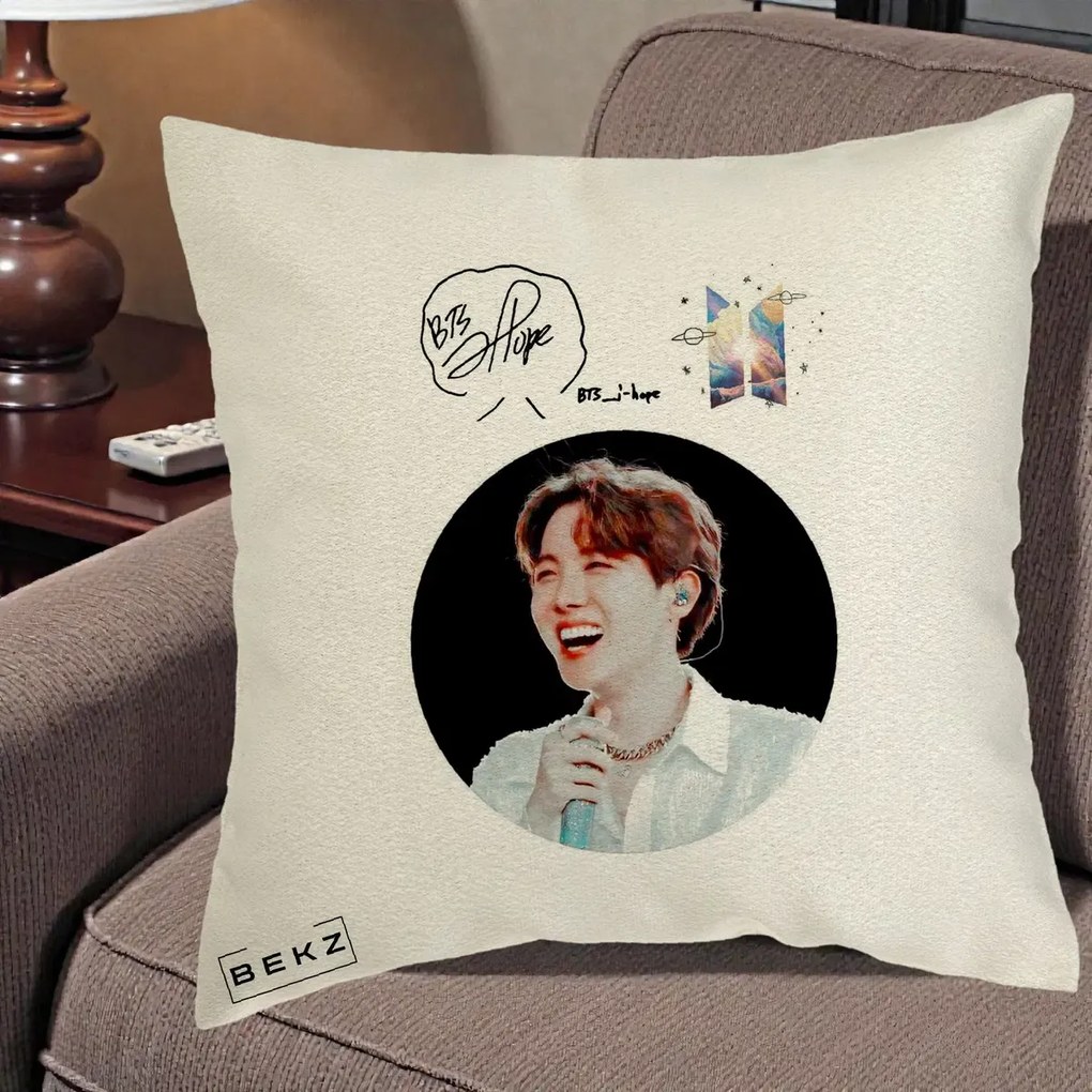 Perna Personalizata K-pop BTS J-Hope Portret cu Autograf, 40x40 cm, Ecru, Husa Detasabila, Perna Inclusa, BEKZ®
