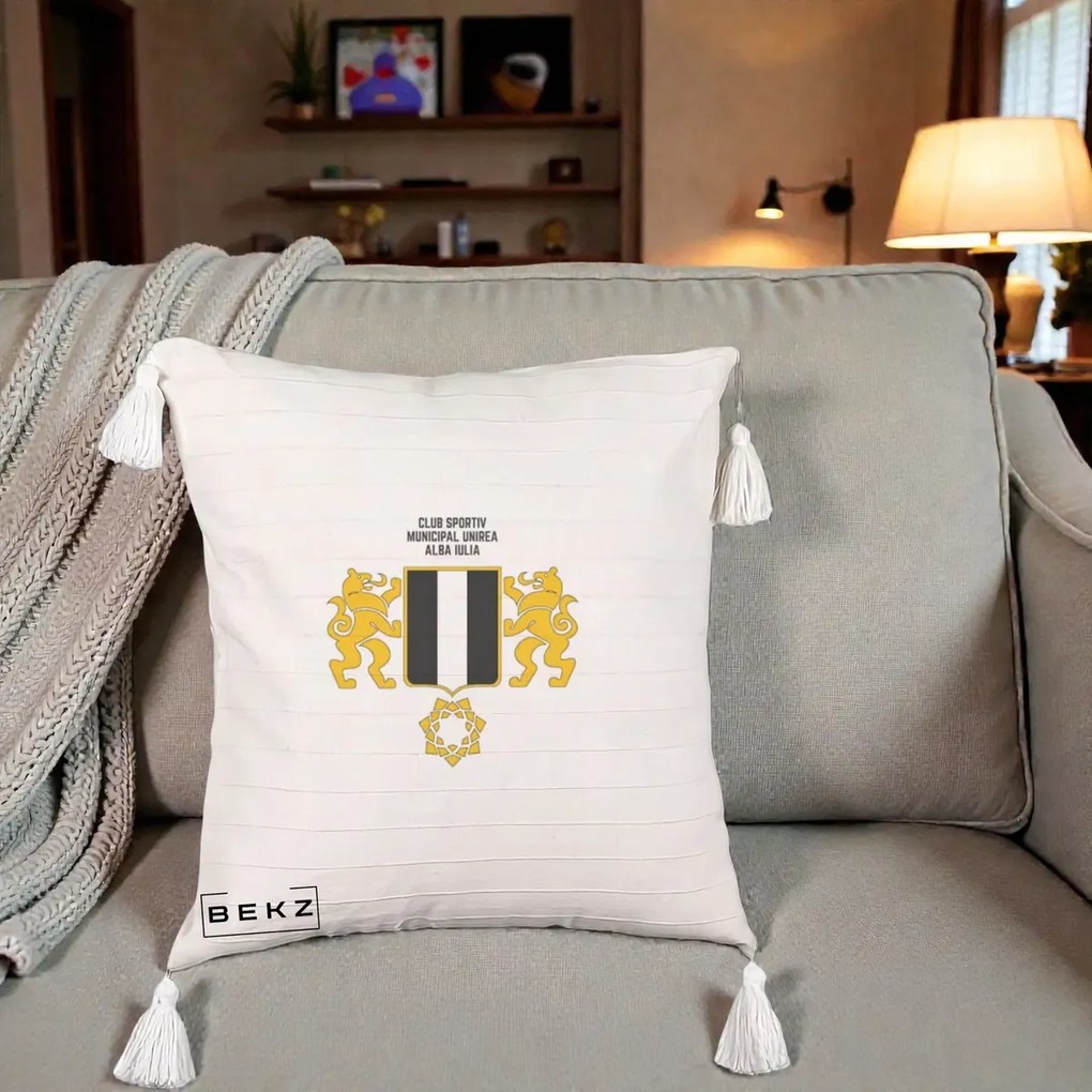 Perna Personalizata CSM Unirea Alba Iulia Fotbal, 40x40 cm, Bej cu Franjuri, Husa Detasabila, Perna Inclusa, BEKZ®
