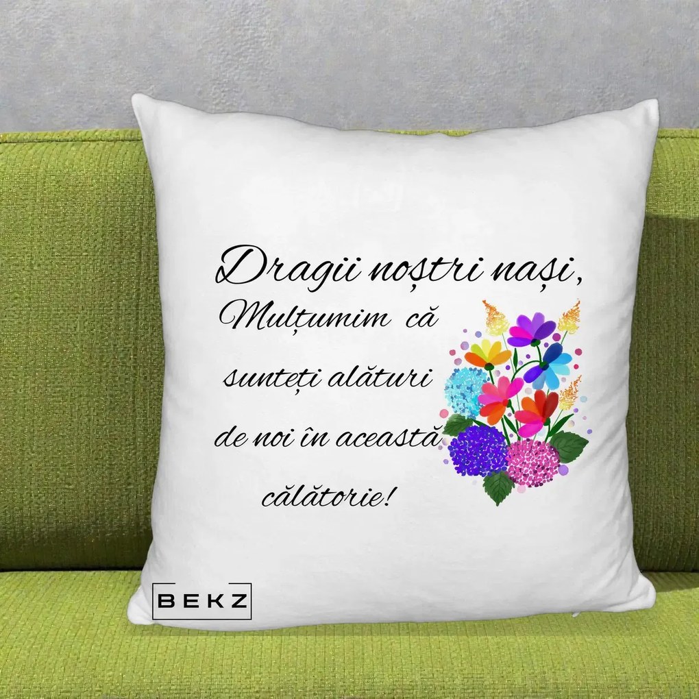 Cadou pentru Nasi - Perna Personalizata Dragii Nostri Nasi Multumim cu Flori Multicolore, 40x40 cm, Alb Pufos, Husa Detasabila, Perna Inclusa, BEKZ®