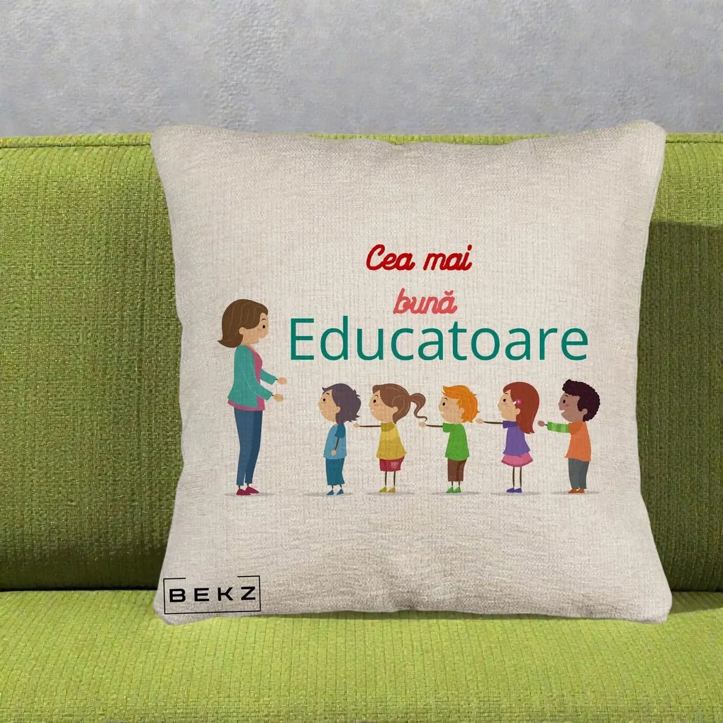 Cadou pentru Educatoare - Perna Personalizata Cea mai Buna Educatoare cu Ilustratie Copii si Educatoare, 40x40 cm, Bej Canapea, Husa Detasabila, Perna Inclusa, BEKZ®
