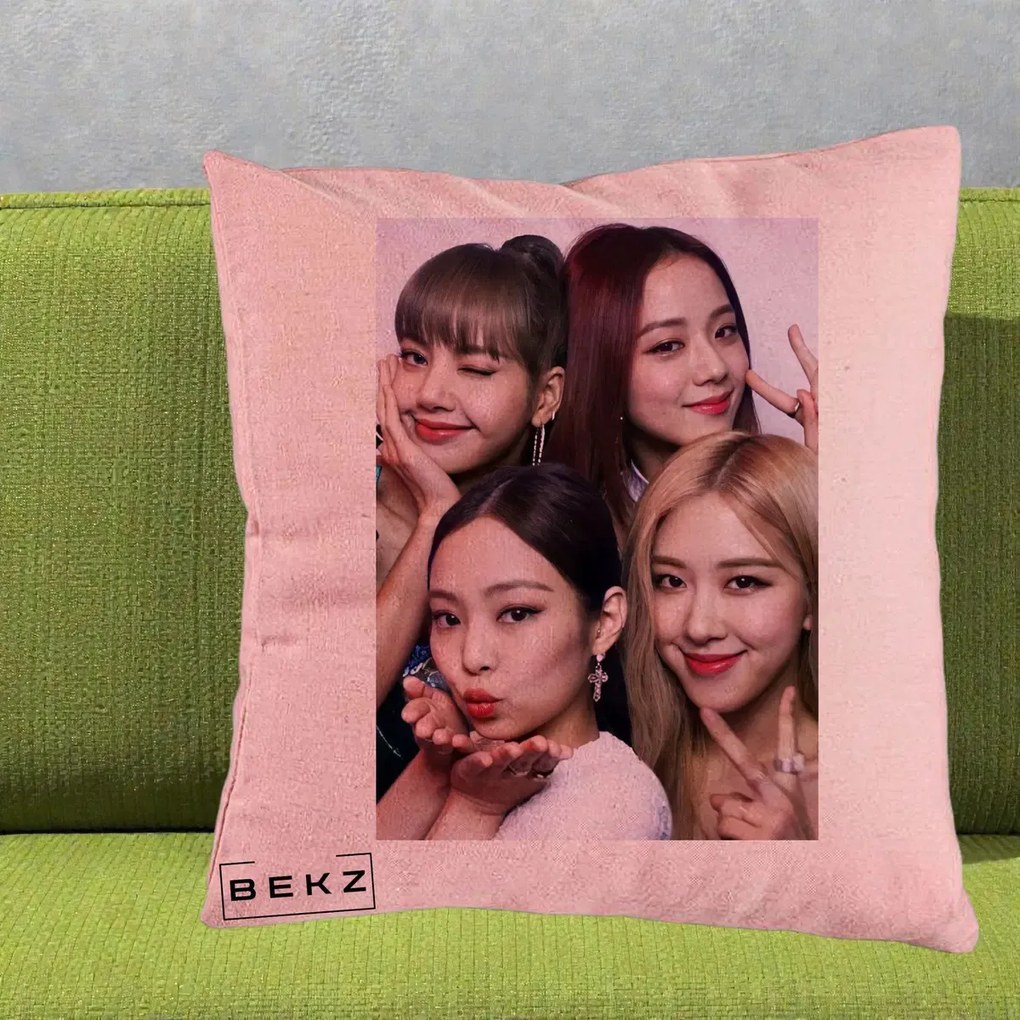 Perna Personalizata K-pop BLACKPINK Foto Grup Selfie 4 Membre, 40x40 cm, Roz, Husa Detasabila, Perna Inclusa, BEKZ®
