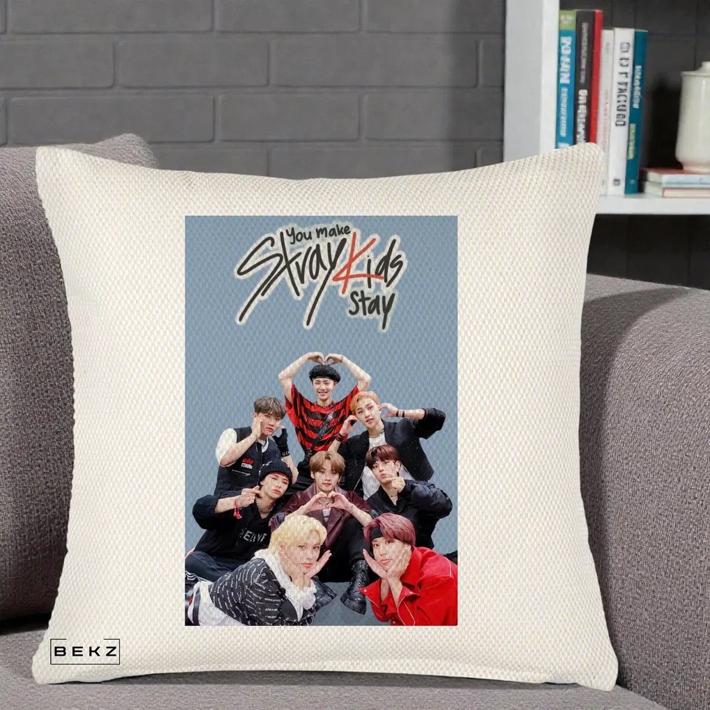 Perna Personalizata K-pop Stray Kids You Make Stray Kids Stay cu Foto Grup, 40x40 cm, Crem Reliefat, Husa Detasabila, Perna Inclusa, BEKZ®