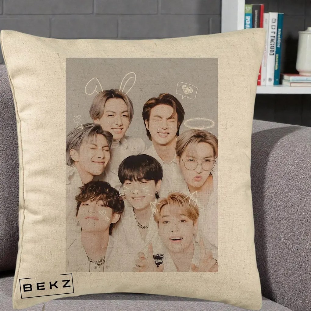 Perna Personalizata K-pop BTS Foto Grup Cute cu Animatii si 7 Membrii, 40x40 cm, Bej, Husa Detasabila, Perna Inclusa, BEKZ®