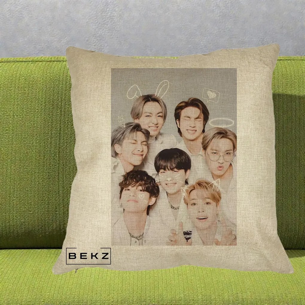 Perna Personalizata K-pop BTS Foto Grup Cute cu Animatii si 7 Membrii, 40x40 cm, Crem, Husa Detasabila, Perna Inclusa, BEKZ®