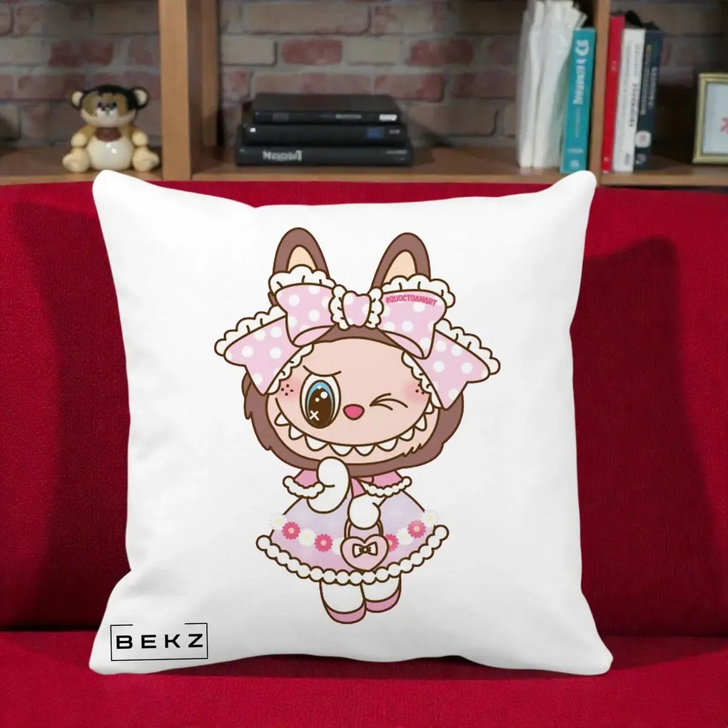 Perna Personalizata Labubu Lolita Roz cu Dantela, 40x40 cm, Alba Mata, Husa Detasabila, Perna Inclusa, BEKZ®