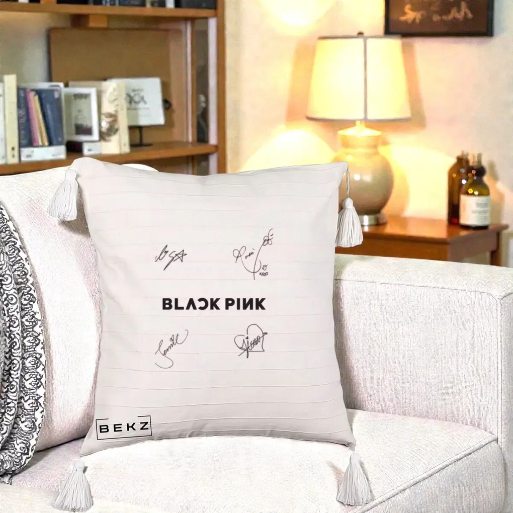 Perna Personalizata K-pop BLACKPINK Tinute Negre Grup Simplu, 40x40 cm, Bej cu Franjuri, Husa Detasabila, Perna Inclusa, BEKZ®