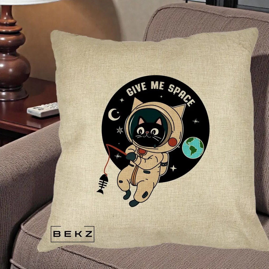 Perna Decorativa Give Me Space Pisica Astronaut, 40x40 cm, Crem, Husa Detasabila, Perna Inclusa, BEKZ®