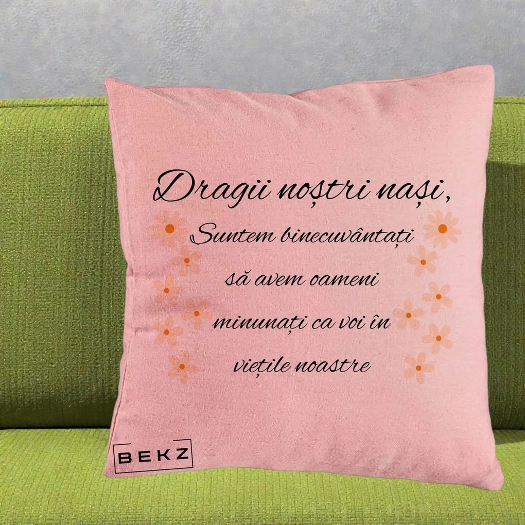 Cadou pentru Nasi - Perna Personalizata Dragii Nostri Nasi Suntem Binecuvantati cu Floricele, 40x40 cm, Roz, Husa Detasabila, Perna Inclusa, BEKZ®