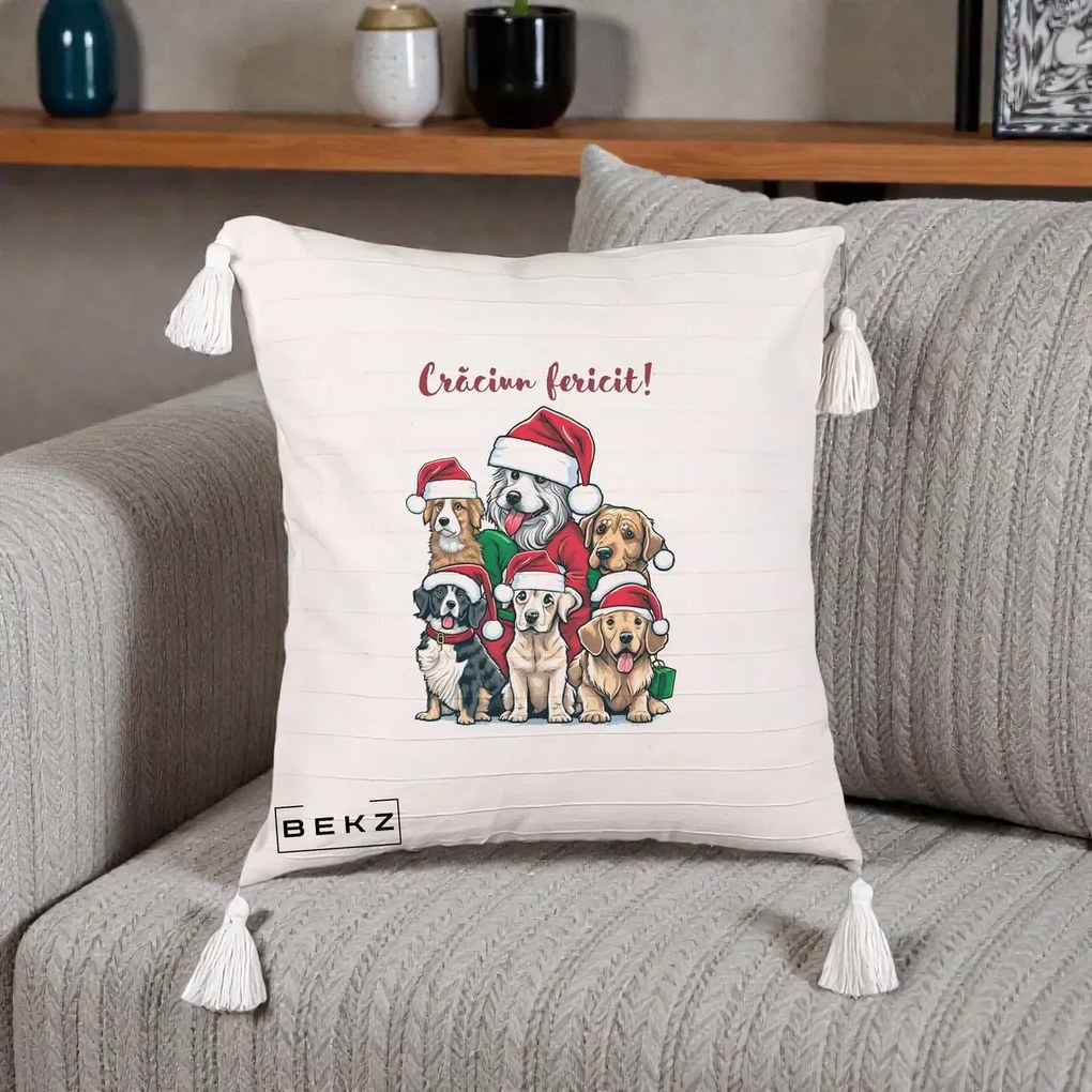 Perna Decorativa Caini cu Bonete Craciun Fericit, 40x40 cm, Bej cu Franjuri, Husa Detasabila, Perna Inclusa, BEKZ®