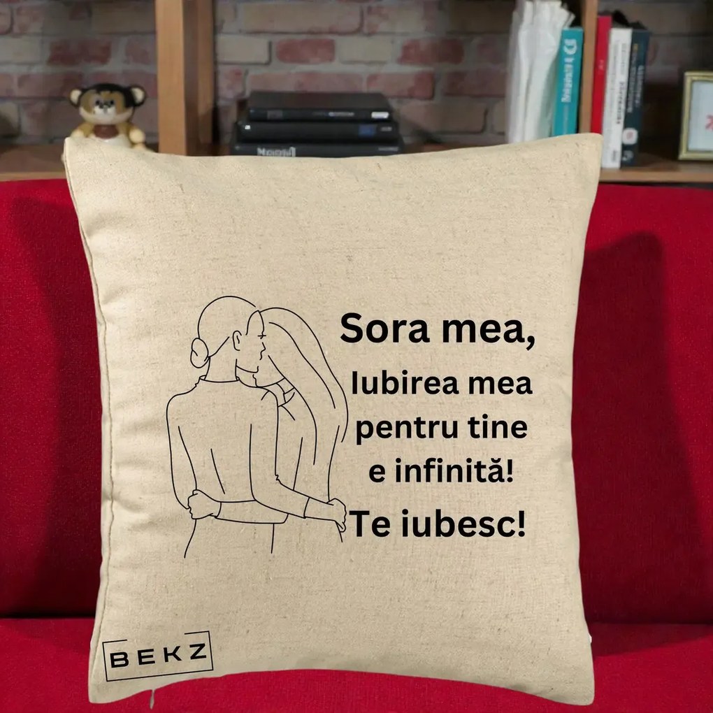 Cadou pentru Sora - Perna Personalizata Sora Mea Te Iubesc Imbratisare din Spate Line Art, 40x40 cm, Bej, Husa Detasabila, Perna Inclusa, BEKZ®