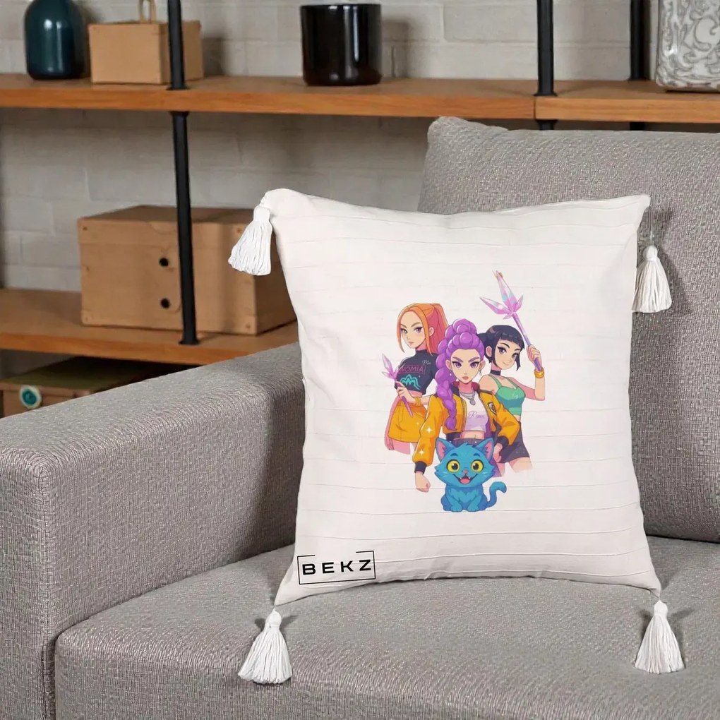 Perna Personalizata K-pop HUNTRX Trio cu Pisica si Cristale, 40x40 cm, Bej cu Franjuri, Husa Detasabila, Perna Inclusa, BEKZ®