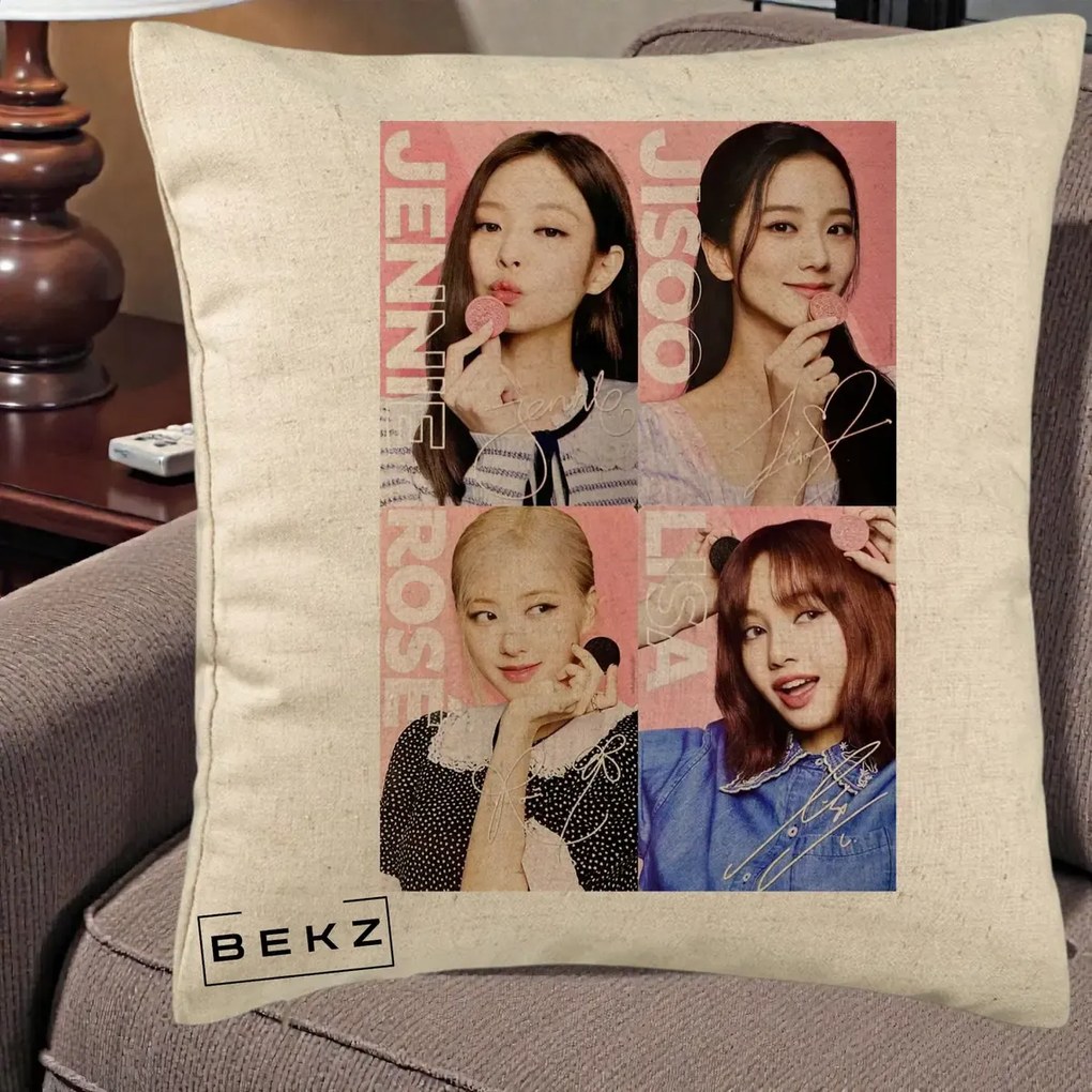 Perna Personalizata K-pop BLACKPINK Colaj 4 Portrete cu Semnature, 40x40 cm, Bej, Husa Detasabila, Perna Inclusa, BEKZ®