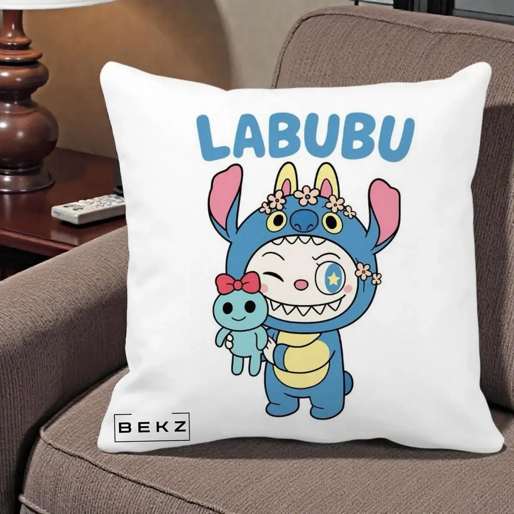 Perna Personalizata Labubu x Stitch cu Flori, 40x40 cm, Alba Mata, Husa Detasabila, Perna Inclusa, BEKZ®
