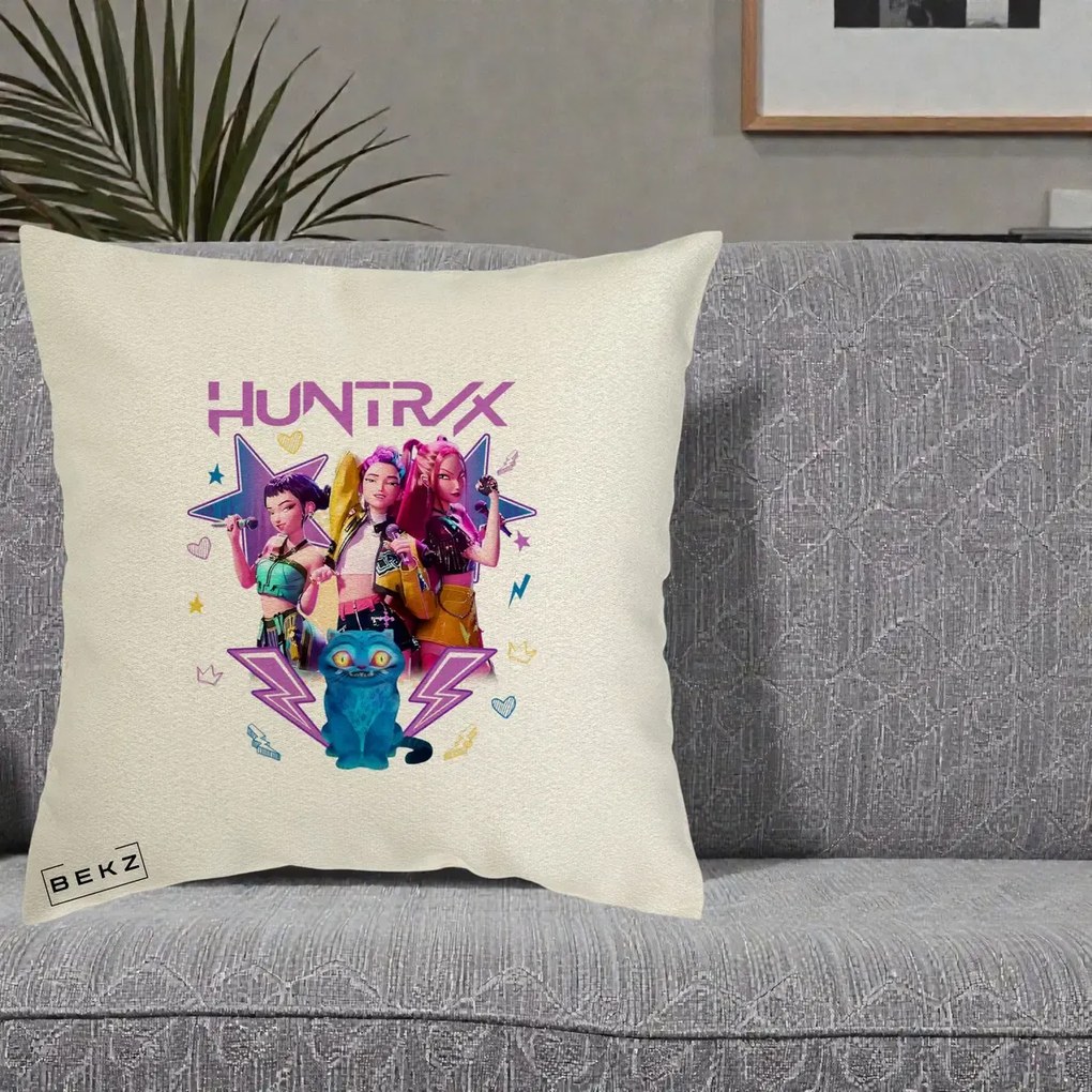 Perna Personalizata K-pop HUNTRX Trio 3D cu Pisica Fulgere, 40x40 cm, Ecru, Husa Detasabila, Perna Inclusa, BEKZ®