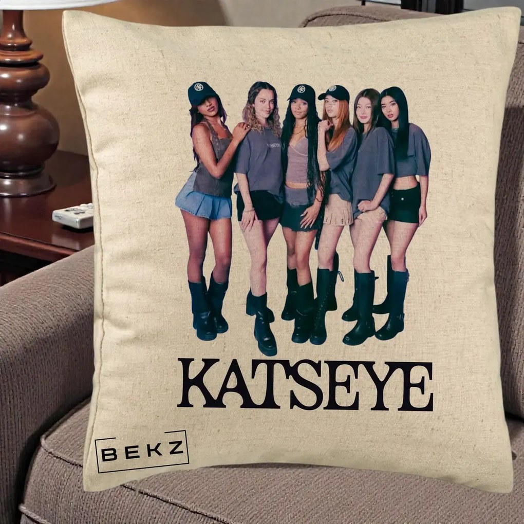 Perna Personalizata K-pop KATSEYE Grup Foto Tinute Gri, 40x40 cm, Bej, Husa Detasabila, Perna Inclusa, BEKZ®