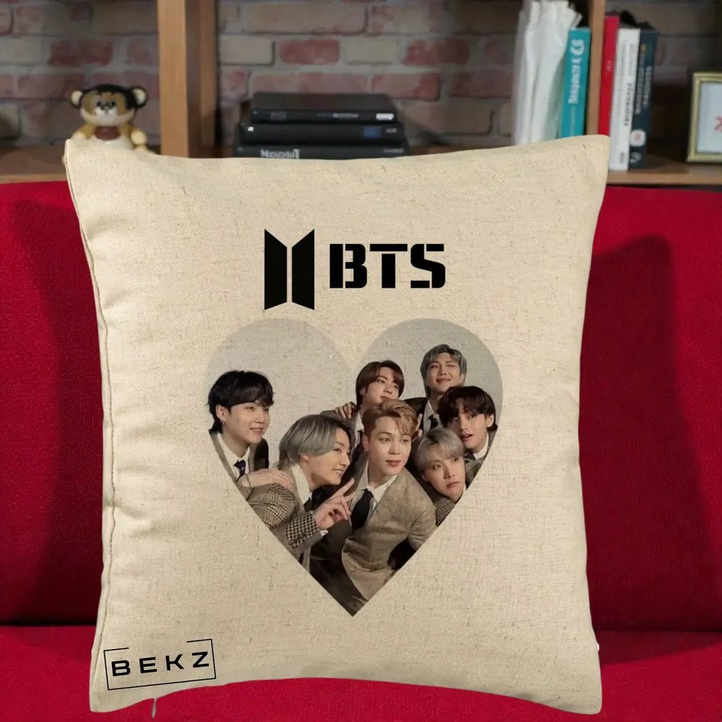 Perna Personalizata K-pop BTS Grup Fotografie in Inima, 40x40 cm, Bej, Husa Detasabila, Perna Inclusa, BEKZ®