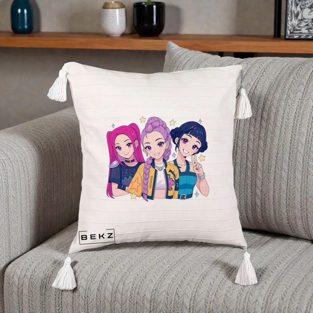 Perna Personalizata K-pop HUNTRX Trio Anime Stele, 40x40 cm, Bej cu Franjuri, Husa Detasabila, Perna Inclusa, BEKZ®
