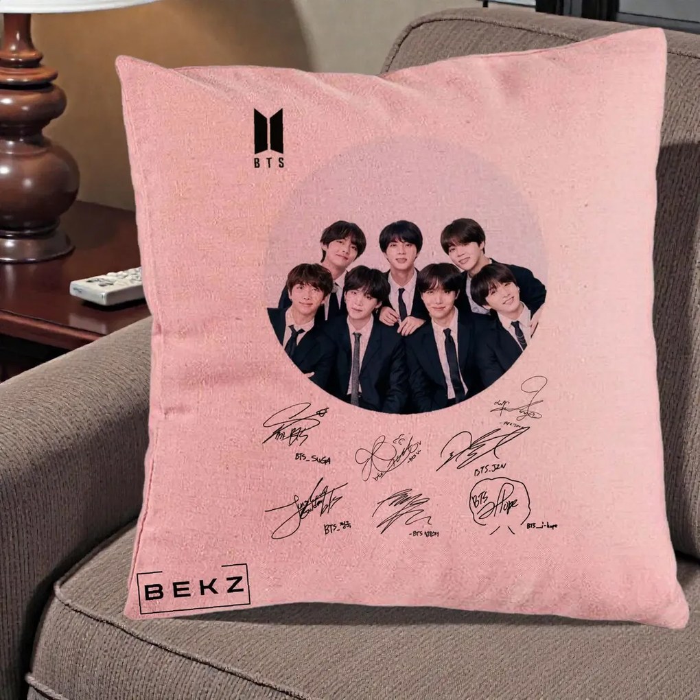 Perna Personalizata K-pop BTS Fotografie Grup Costum Negru si Autografe Cerc, 40x40 cm, Roz, Husa Detasabila, Perna Inclusa, BEKZ®