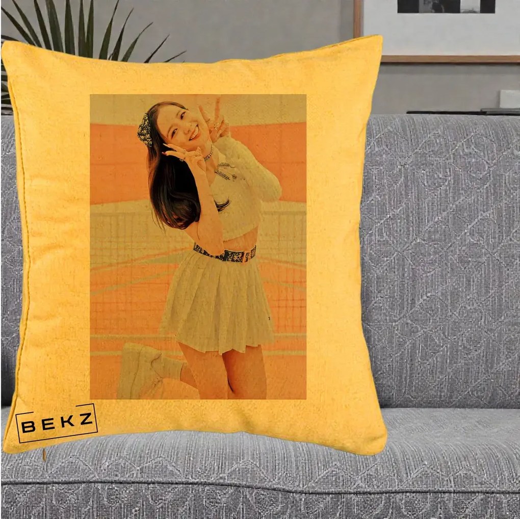 Perna Personalizata K-pop BLACKPINK Nayeon/Jisoo Tenis Alb, 40x40 cm, Galben, Husa Detasabila, Perna Inclusa, BEKZ®