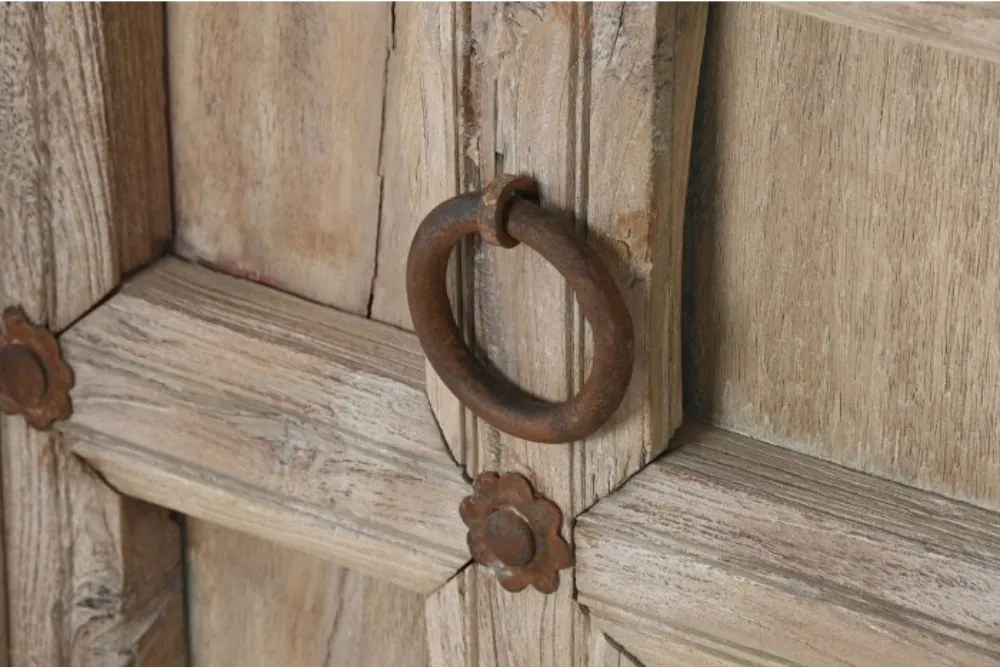 Bufet din lemn de tec, natur, cu 4 uși cu panouri și ținte din metal, aspect vintage, finisaj natural, 106 x 204 x 44 cm, „Flavigny”