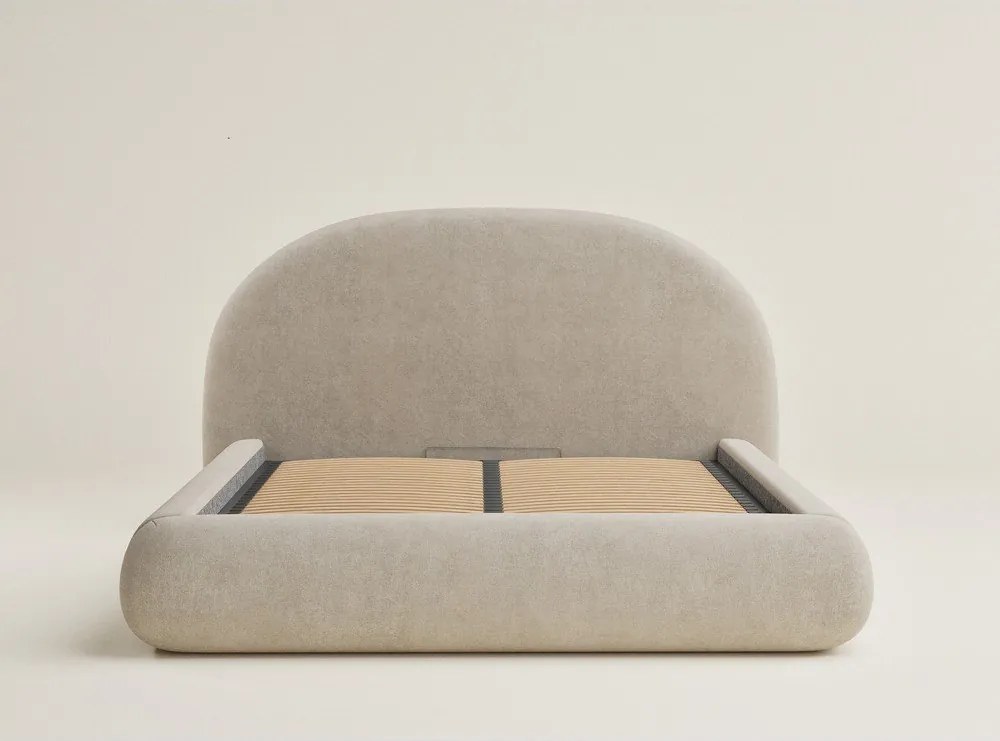 Pat matrimonial bej tapițat cu spațiu de depozitare cu somieră 180x200 cm Maumere – Maison de Rêve