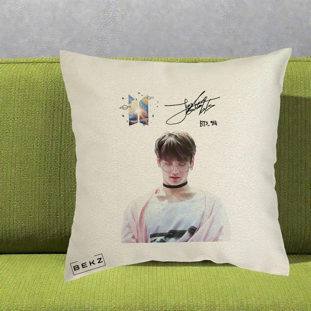 Perna Personalizata K-pop BTS Jungkook Portret cu Ochelari Autograf, 40x40 cm, Ecru, Husa Detasabila, Perna Inclusa, BEKZ®