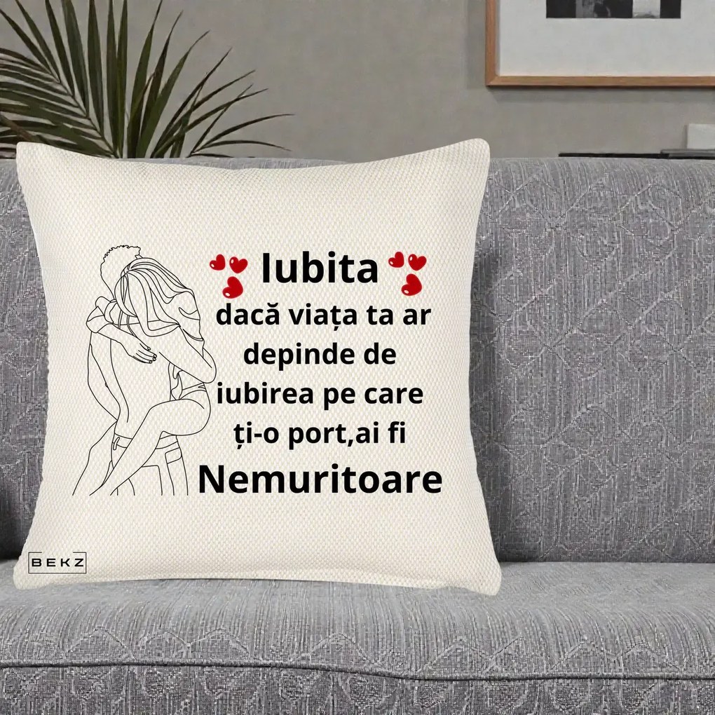 Cadou pentru Iubita - Perna Personalizata Iubita Nemuritoare cu Cuplu Line-Art si Inimi Rosii, 40x40 cm, Crem Reliefat, Husa Detasabila, Perna Inclusa, BEKZ®