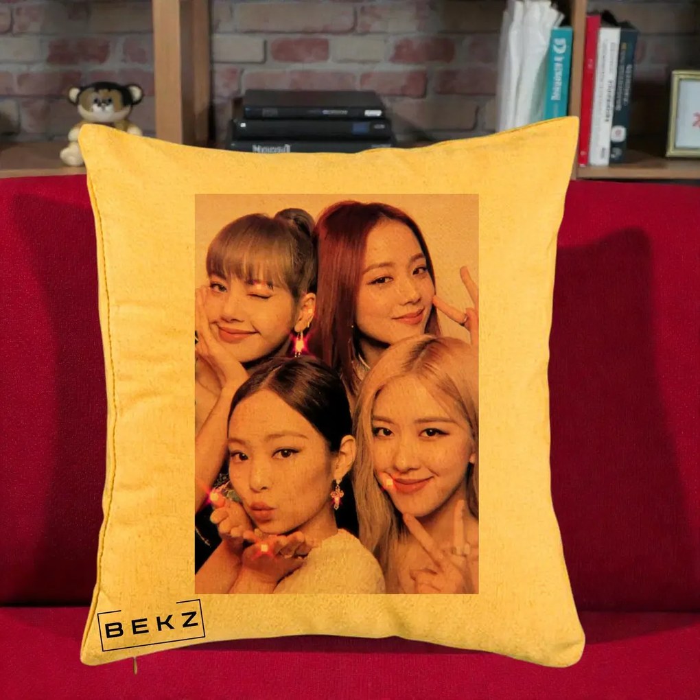 Perna Personalizata K-pop BLACKPINK Foto Grup Selfie Roz cu Glitter, 40x40 cm, Galben, Husa Detasabila, Perna Inclusa, BEKZ®