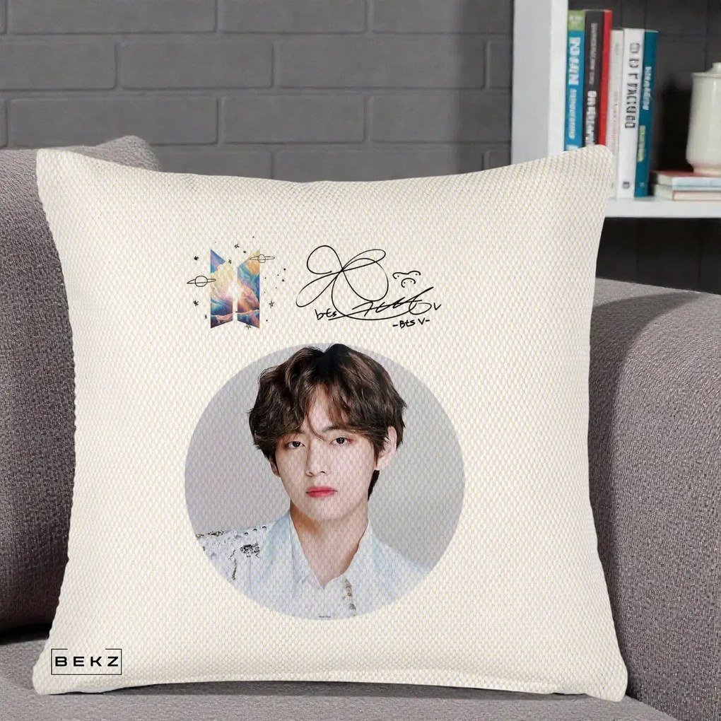 Perna Personalizata K-pop BTS V Taehyung Portret Cerc Autograf, 40x40 cm, Crem Reliefat, Husa Detasabila, Perna Inclusa, BEKZ®