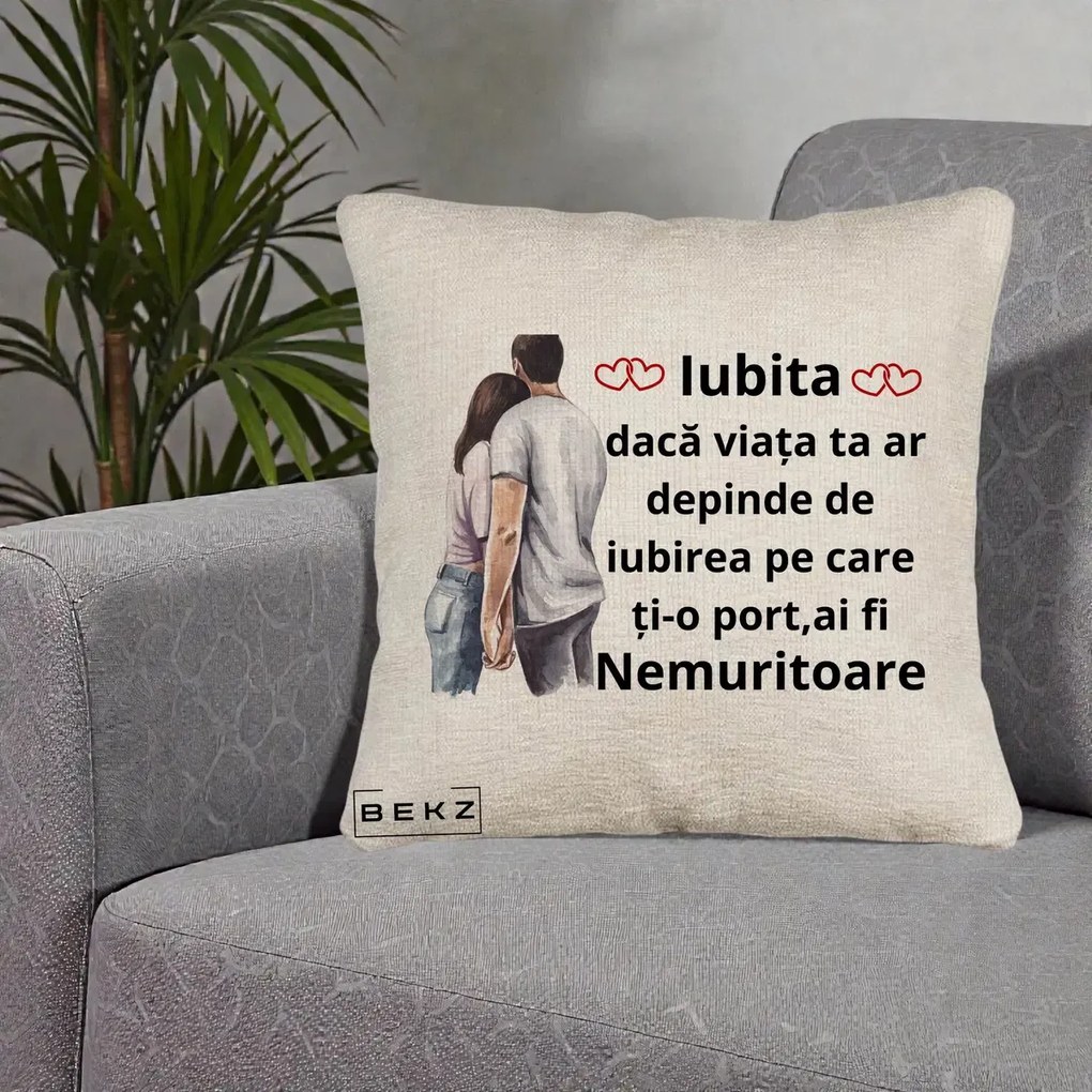 Cadou pentru Iubita - Perna Personalizata Iubita Nemuritoare cu Cuplu Acuarela Roz si Inimi, 40x40 cm, Bej Canapea, Husa Detasabila, Perna Inclusa, BEKZ®