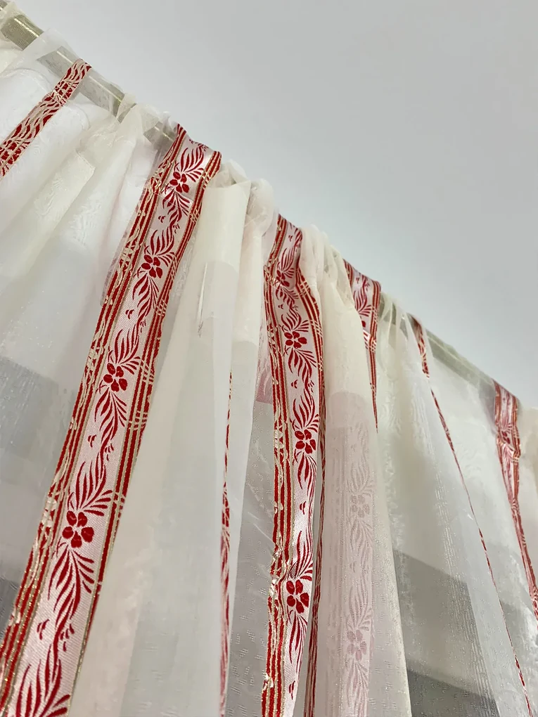 Perdea Voal cu motiv traditional floral rosu cod 2052