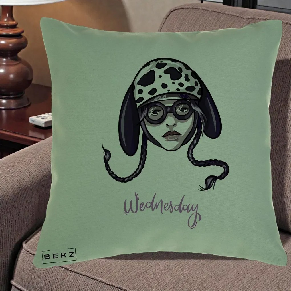 Perna Personalizata Wednesday Addams cu Caine Dalmatian, 40x40 cm, Verde, Husa Detasabila, Perna Inclusa, BEKZ®