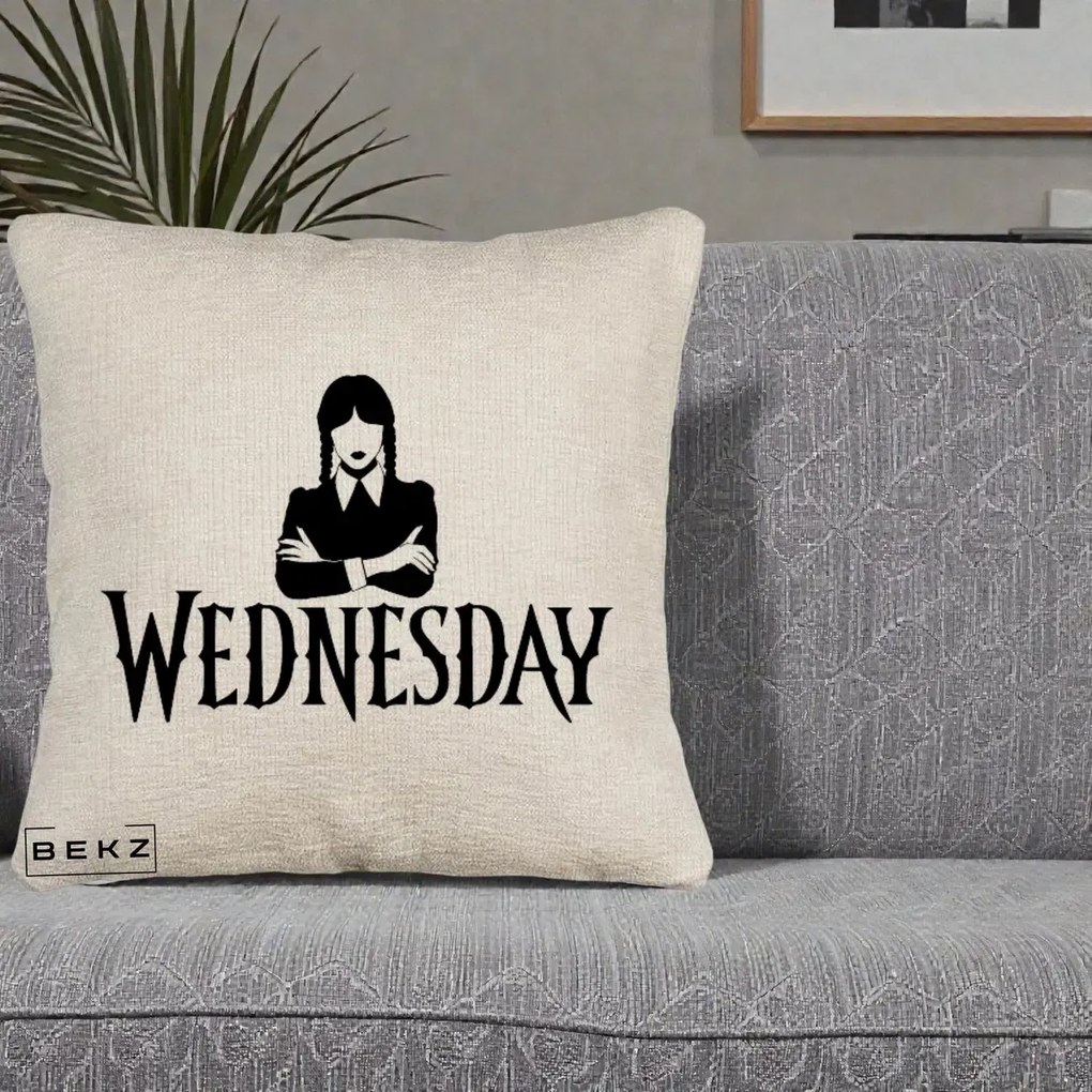 Perna Personalizata Wednesday Addams cu Brate Incrucisate, 40x40 cm, Bej Canapea, Husa Detasabila, Perna Inclusa, BEKZ®
