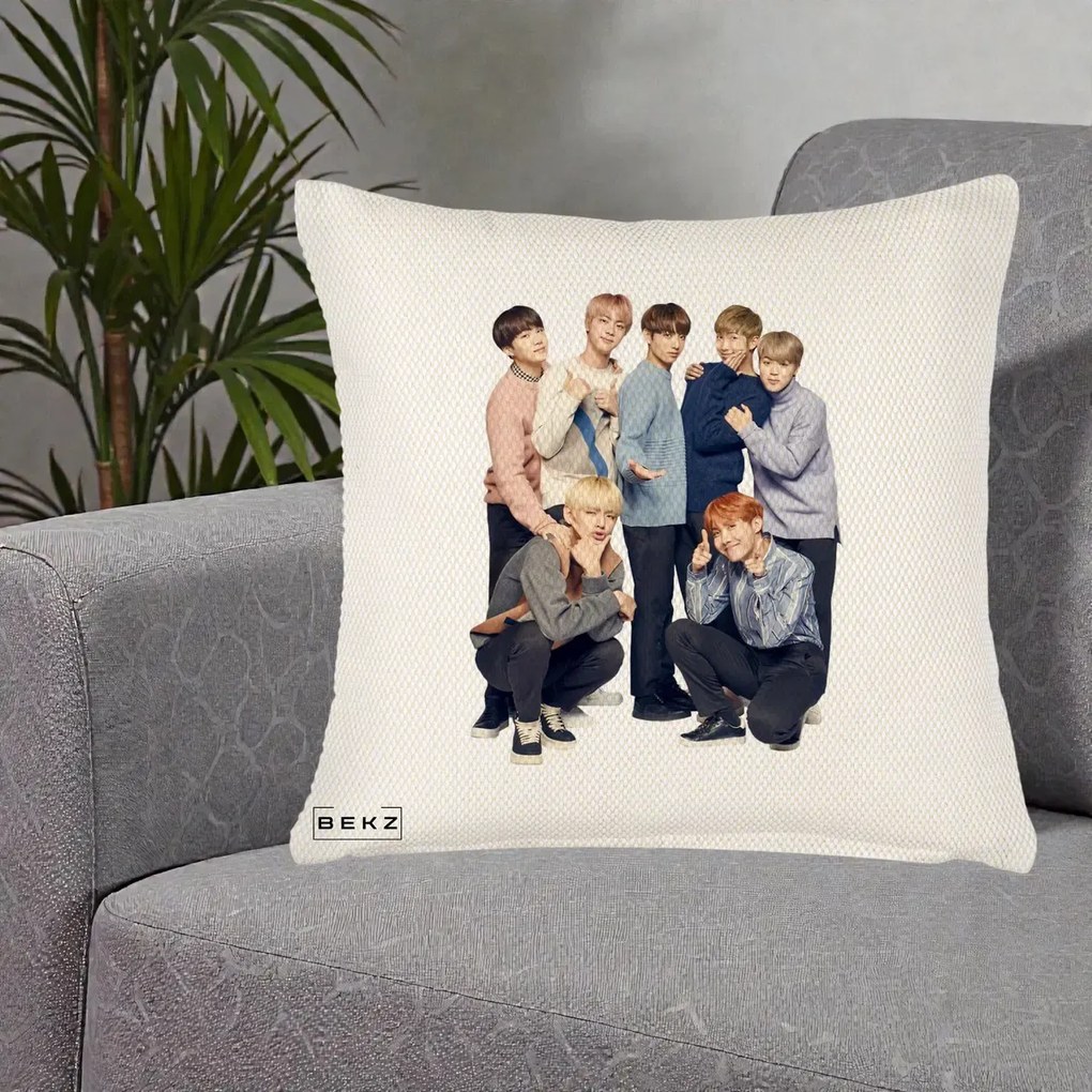 Perna Personalizata K-pop BTS Foto Grup In Picioare Tricoturi, 40x40 cm, Crem Reliefat, Husa Detasabila, Perna Inclusa, BEKZ®