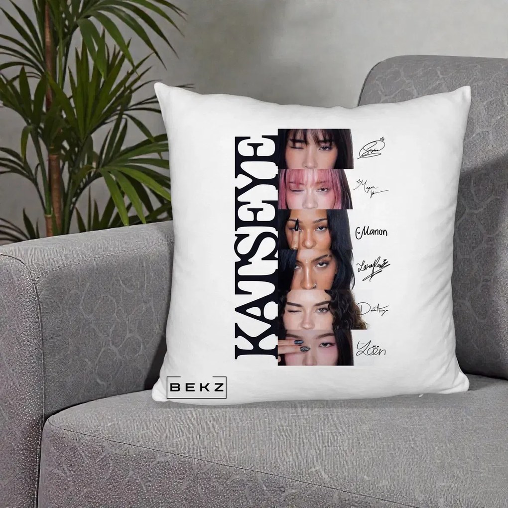 Perna Personalizata K-pop KATSEYE Semnaturi Membre Foto, 40x40 cm, Alb Pufos, Husa Detasabila, Perna Inclusa, BEKZ®