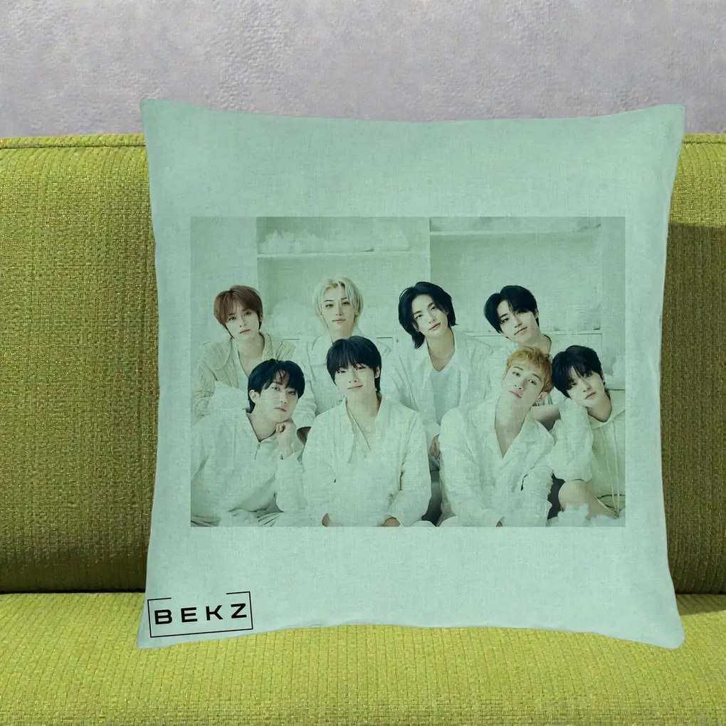 Perna Personalizata K-pop Stray Kids Foto Grup Alb All-White cu 8 Membrii, 40x40 cm, Verde Menta, Husa Detasabila, Perna Inclusa, BEKZ®