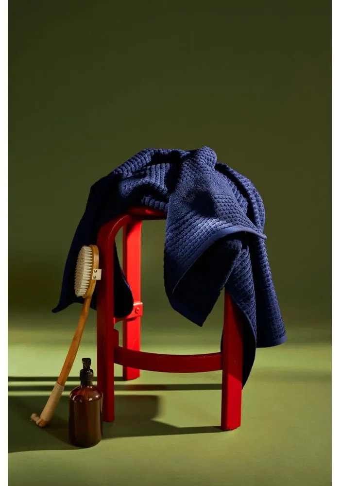 Prosop albastru închis din bumbac organic din frotir 50x100 cm Check – JUNA