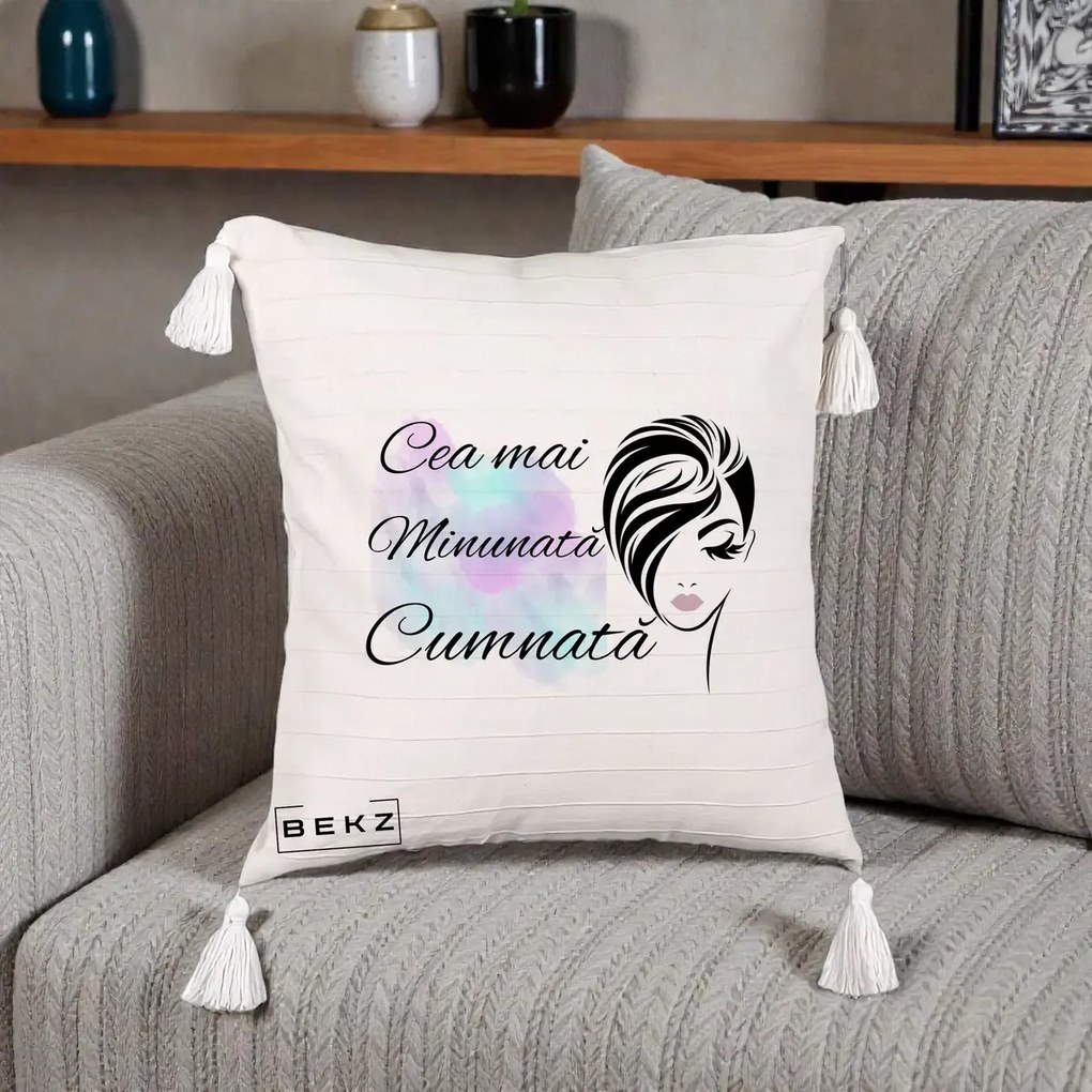 Cadou pentru Cumnata - Perna Personalizata Cea mai Minunata Cumnata cu Silueta Dama si Pete Multicolor, 40x40 cm, Bej cu Franjuri, Husa Detasabila, Perna Inclusa, BEKZ®