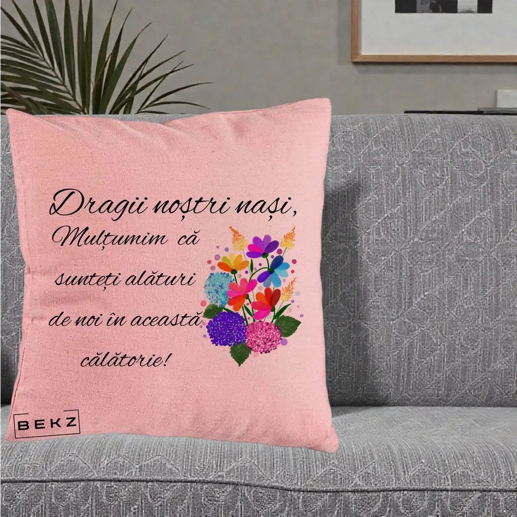 Cadou pentru Nasi - Perna Personalizata Dragii Nostri Nasi Multumim cu Flori Multicolore, 40x40 cm, Roz, Husa Detasabila, Perna Inclusa, BEKZ®