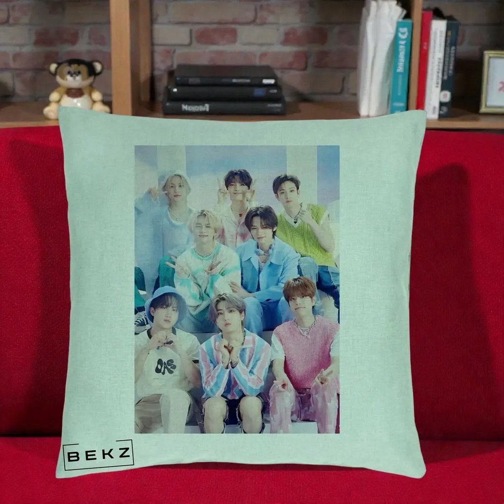 Perna Personalizata K-Pop Grup Foto Pasteluri cu 8 Artisti, 40x40 cm, Verde Menta, Husa Detasabila, Perna Inclusa, BEKZ®